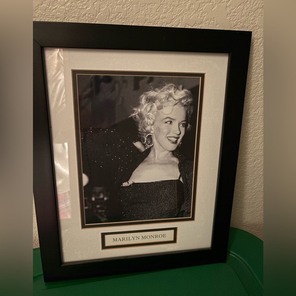 Other - MARILYN MONROE COLLECTORS EDITION
Black and White Framed Wall Art